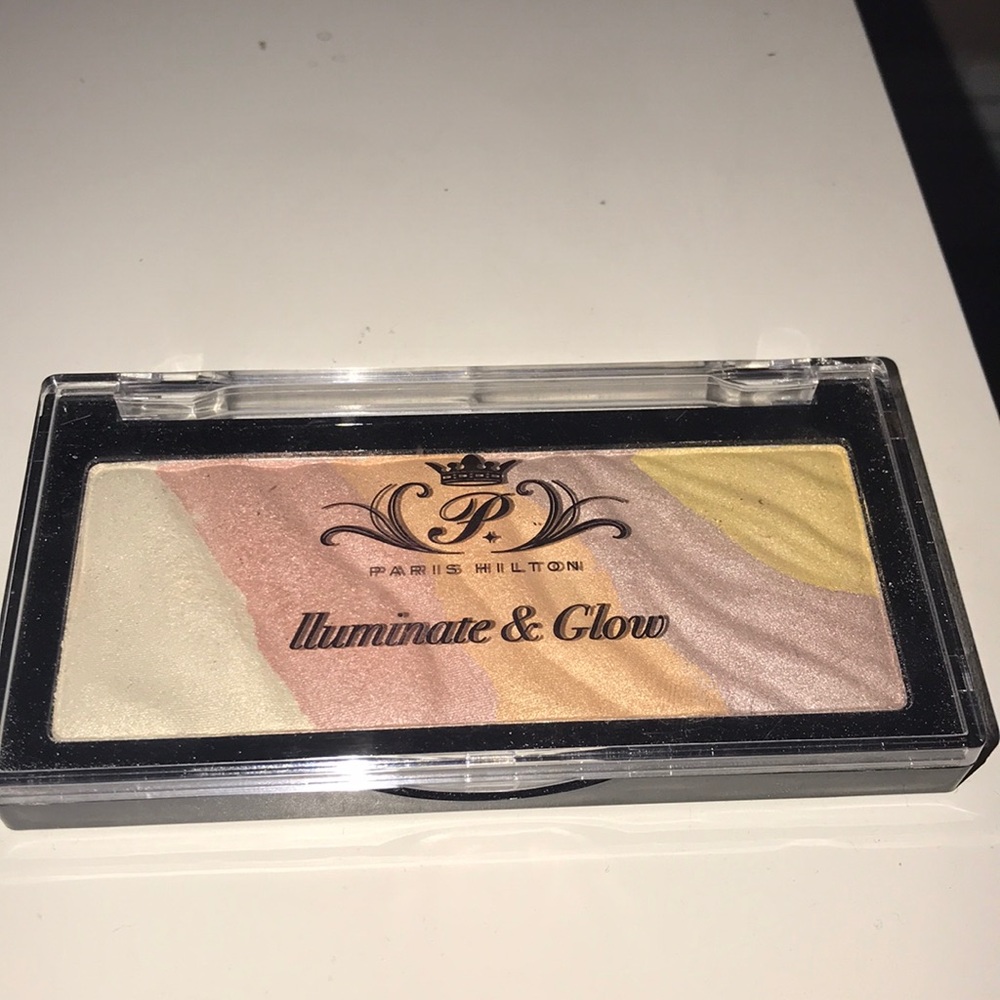 Paris Hilton Illuminate & Glow highlighter